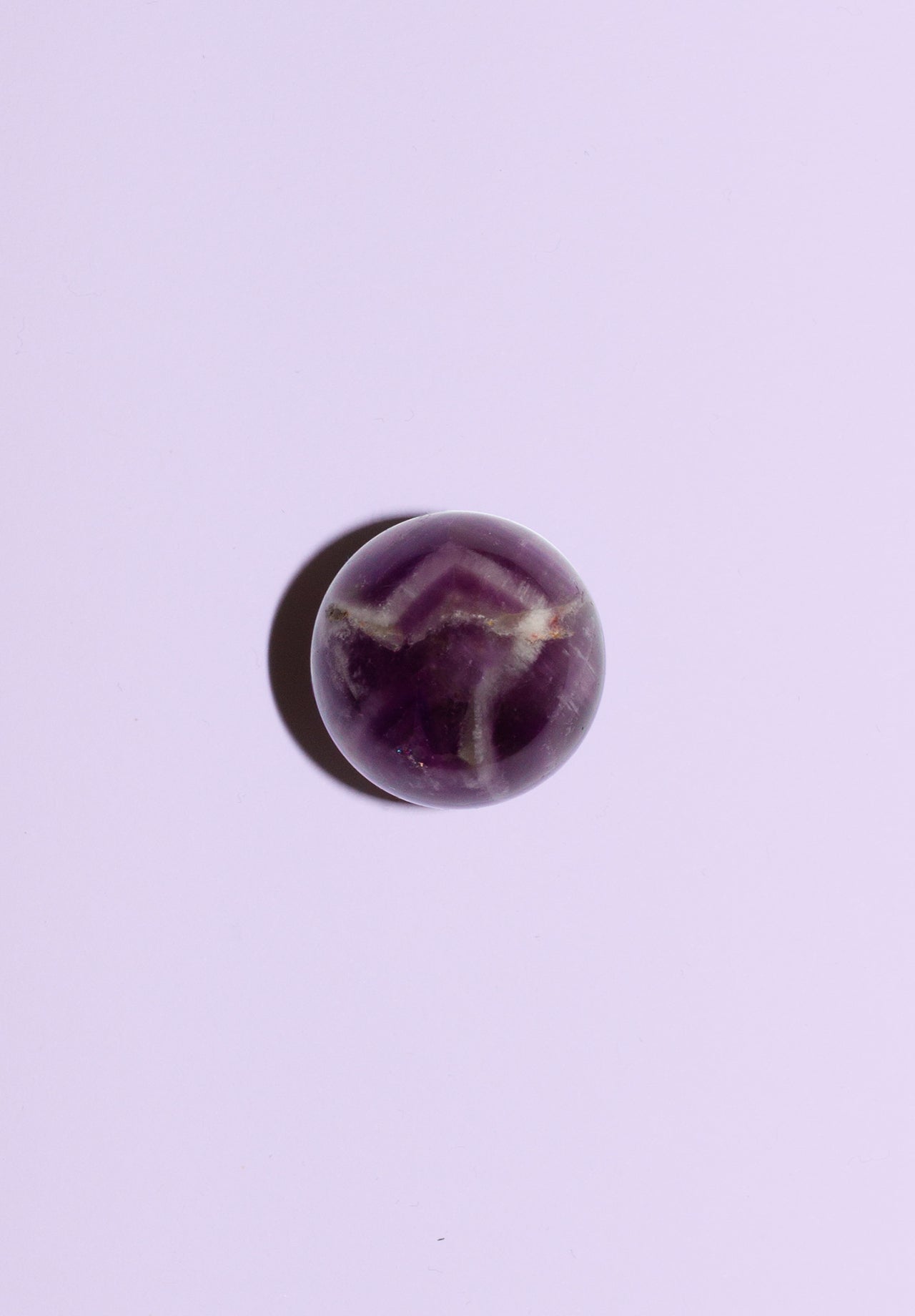 Lilafarbene Amethyst-Kugel